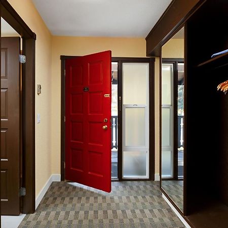 Cozystay Signature Lake Okanagan Resort كيلوانا المظهر الخارجي الصورة